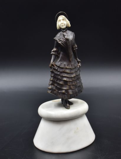 null Sculpture chryséléphantine vers 1930. « L’élégante à la robe ». Ht totale :...