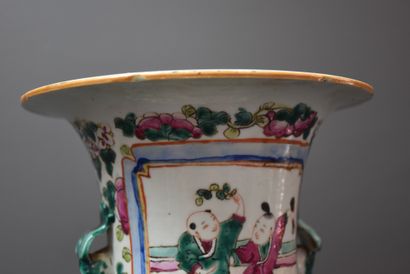  Vase in porcelain of China Restored base Ht: 60 cm. 
NL: Chinees porseleinen vaasje...