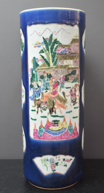 null Umbrella holder in porcelain of China. Ht : 61 cm. 

NL: Chinees porseleinen...