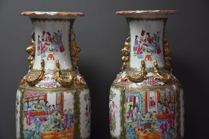 null 一对19世纪末的广东瓷器花瓶。饰有蝴蝶和宫廷景象。碎片上有轻微的珐琅跳动。高度：62厘米。 

荷兰：从19世纪初开始，广州的几个门店就开始了。Vli...
