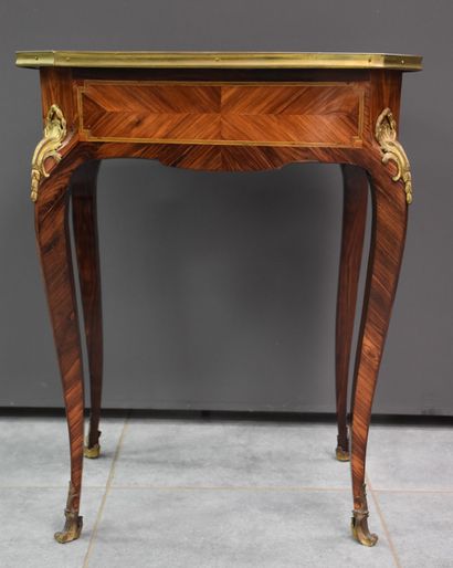 null Petite table de salon de style Louis XV en bois de placage et ornementations...