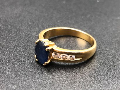 null Bague en or 18K et pierre bleue type saphir. Poids total : 4,3 grammes. 

NL:...