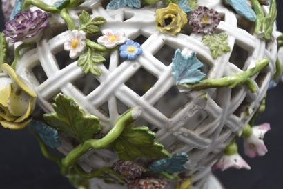  Paire de pots ajourés en porcelaine de Meissen XIXème à décor de fleurs en relief....