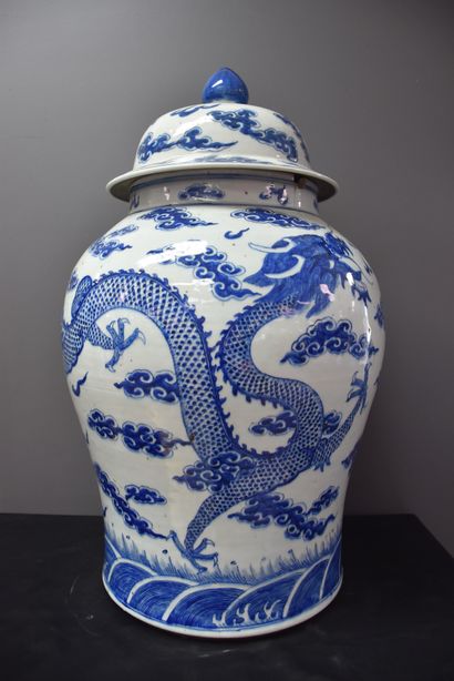 null China porcelain. Important covered vase decorated with dragons. Damaged. Ht...