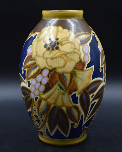 null Boch Kéramis vase with Mat finish of flowers. D2847. Ht : 25 cm. 

NL: Boch...