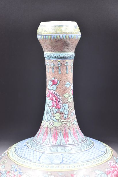 null Vase en porcelaine de Chine, restauration au col. Ht : 39 cm. 

NL: Chinees...