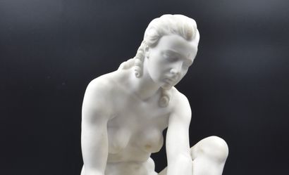 null Baigneuse en marbre fin XIXème vers 1900. Ht : 43 cm. 

NL: Marmeren badkuip...