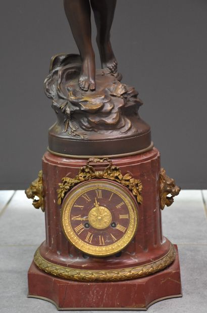 AUGUSTE MOREAU (1834-1917) Auguste MOREAU (1834-1917). Bronze clock representing...