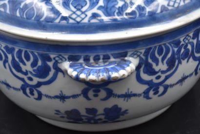 null Covered tureen in porcelain of China. Height: 26 cm. Diameter: 30 cm. 

NL:...