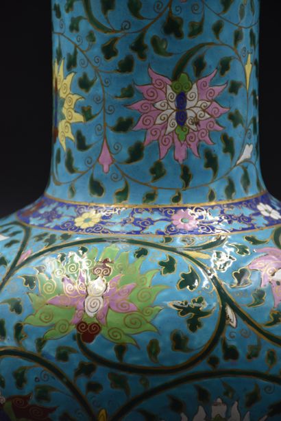  Vase en faïence de Creil Montereau décoré en trompe l'œil d'émaux cloisonnés. Ht...