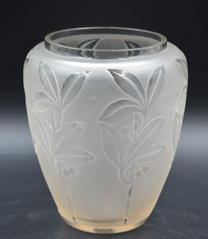null Scailmont Vase en verre sablé à décor de fleurs stylisées. Ht: 22,5 cm Un léger...