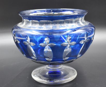 null Cut crystal cup of the Val Saint Lambert doubled blue. Ht : 21 cm. 

NL: Cup...