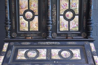null Cabinet Viennois vers 1860 de style renaissance agrémenté de nombreuses plaques...