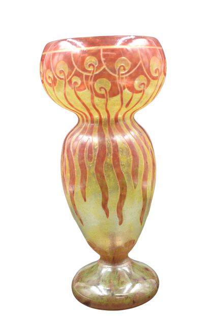 null Le verre français. Vase art nouveau à décor multicouches et dégagé à l’acide...