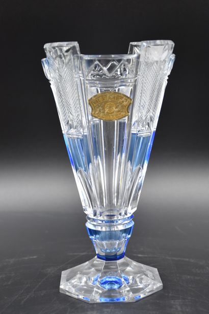  Vase Vianden en cristal du Val Saint Lambert très richement taillé. ht : 23,5 cm...