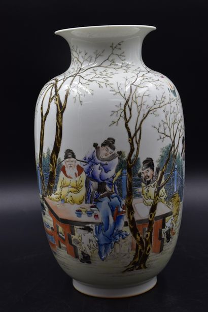 null Vase en porcelaine de Chine à décor de sages à table et d’un sage s’initiant...