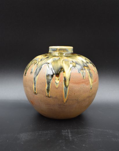 null Vase en grès Boch Kéramis à décor japonisant flammé sur fond jaspé. Ht : 14...