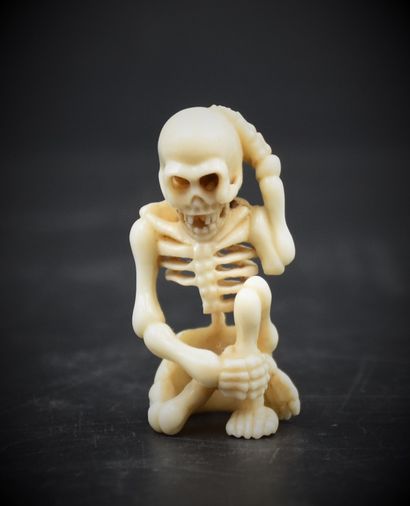null Petit netsuke représentant un squelette. Ht : 3,5 cm. 

NL: Kleine netsuk die...