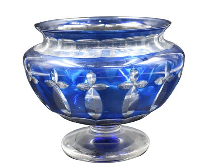  Coupe en cristal taillé du Val Saint Lambert doublé bleu. Ht : 21 cm. 
NL: Coupe...