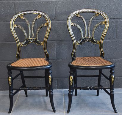 null Paire de chaises d’époque Napoléon III à incrustations de nacre. 

NL: Paar...