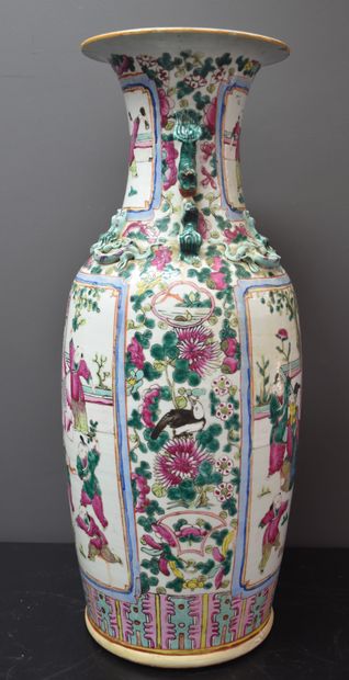  Vase in porcelain of China Restored base Ht: 60 cm. 
NL: Chinees porseleinen vaasje...