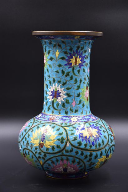 null 克里尔-蒙特罗陶器花瓶，用景泰蓝珐琅彩装饰，色彩斑斓。高度：36厘米 

荷兰：Creil Montereau的Faience van vaas，采用了Trompe...