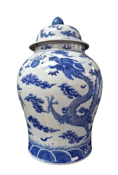 null China porcelain. Important covered vase decorated with dragons. Damaged. Ht...