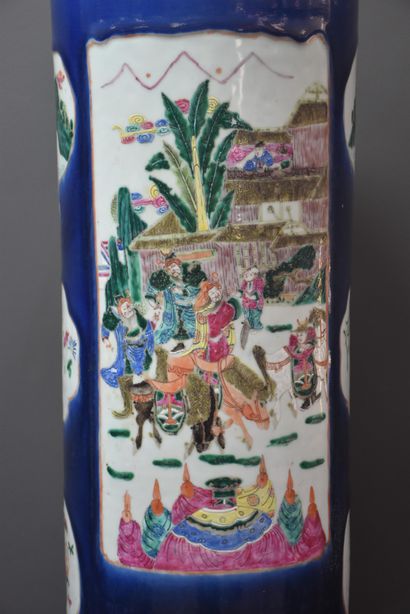  Umbrella holder in porcelain of China. Ht : 61 cm. 
NL: Chinees porseleinen paraplubak....