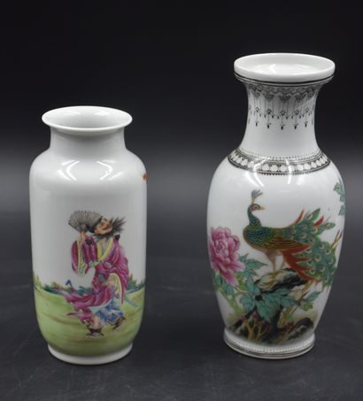 null Lot de quatre petits vases en porcelaine de Chine période république dont un...