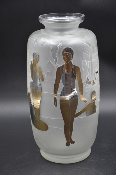 null Rare vase Art Déco en verre sablé de la région de Centre à décor de baigneuses....