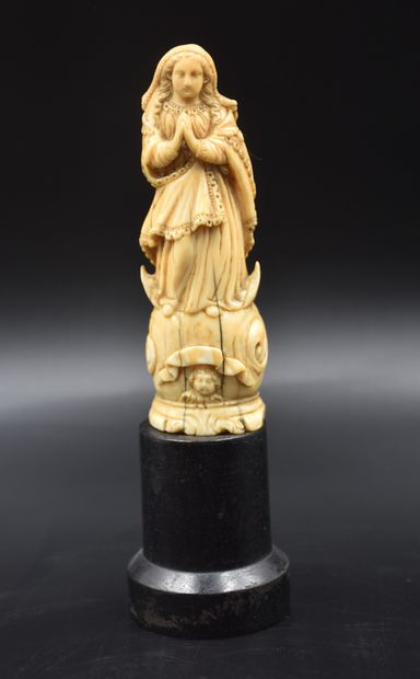 null 
Petite Sculpture en ivoire ancien représentant une vierge en prière. Hauteur:...