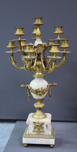 null Garniture Napoléon III en bronze doré et onyx à décor d’un angelot jouant des...