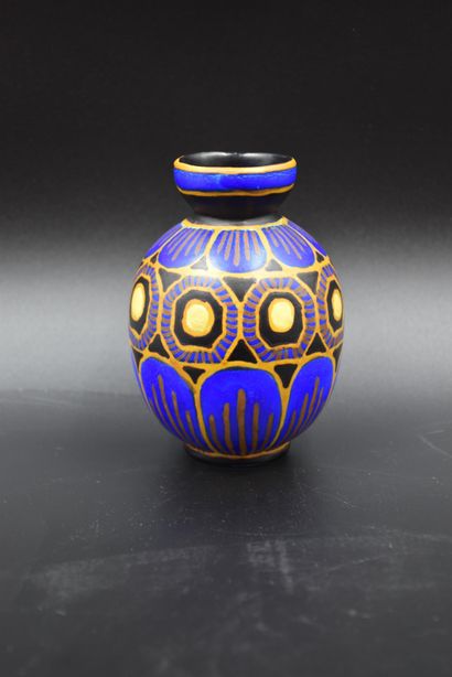 null Boch Kéramis art deco vase with matte finish. D.991. Ht : 13 cm. 

NL: Boch...