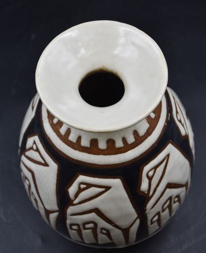 Charles Catteau (1880-1966) Charles CATTEAU (1880-1966) Vase in Boch Keramis stoneware....