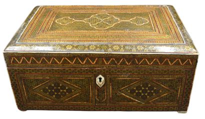 null 
Indian box in marquetry around 1900. Dimensions : 46 x 32 cm. Ht : 20 cm. 

There...