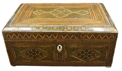 null 
Coffret indien en marqueté vers 1900. Dimensions : 46 x 32 cm. Ht : 20 cm....