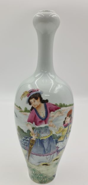 null Vase en porcelaine de Chine portant une marque apocryphe Yongzhen. Rare décor...