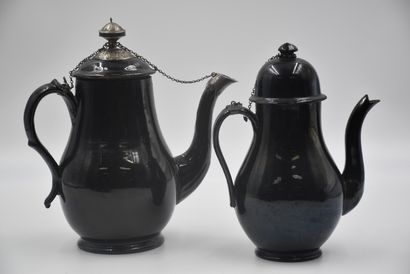 null 一套两个18世纪末至19世纪初的纳穆尔咖啡壶。较大的那个是银色的。高度：26和22厘米。大的那个盖子上有头发，第二个盖子上有一个缺口。



 从18...