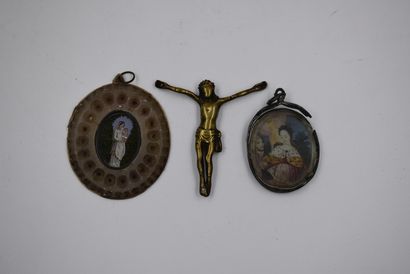null 宗教信仰。五件拍品：一本1900年左右的弥撒，银质装订，代表着被普提包围的圣母，一个覆盖着银色里扎（磨损的绘画）的小旅行圣像，两个装饰的奖章和一个老铜色的小基督。来自列日地区的一个古董商家庭的私人收藏，已退休多年。



...