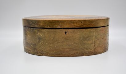 null 19世纪初的椭圆形温泉盒，有一个小夜曲演奏者的浪漫装饰。来自列日地区的一个古董商家庭的私人收藏，已退休多年。尺寸：32 x 23厘米。磨损和撕裂。



...