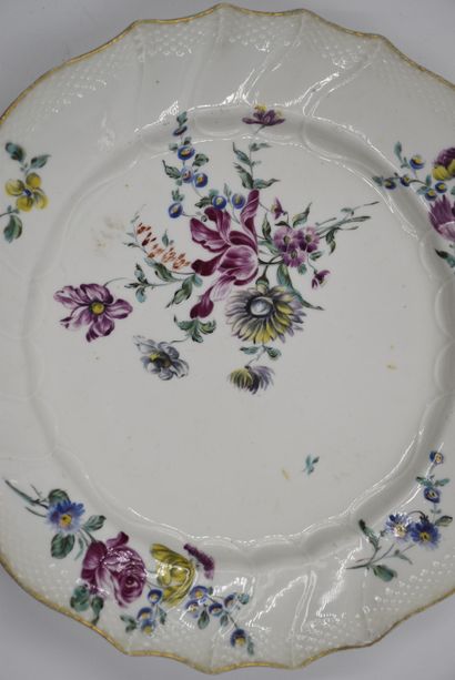 null Assiette XVIIIème en porcelaine de Tournai à décor polychrome de fleurs. Marque...