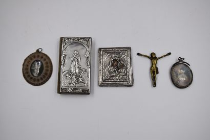 null 宗教信仰。五件拍品：一本1900年左右的弥撒，银质装订，代表着被普提包围的圣母，一个覆盖着银色里扎（磨损的绘画）的小旅行圣像，两个装饰的奖章和一个老铜色的小基督。来自列日地区的一个古董商家庭的私人收藏，已退休多年。



...