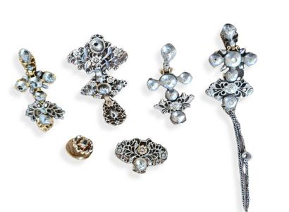 null 一套4件银质和钻石切割的曼特侬十字架吊坠，18世纪末至19世纪初。附有一个带有钻石碎片的旧金戒指。



 一套4个Maintenon的银色和钻石的十...