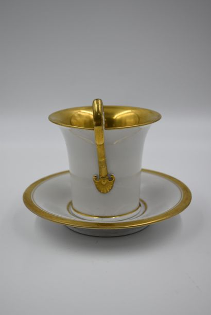 null 布鲁塞尔瓷杯表现了汉诺威市的景色，碟子上有1846年的日期。来自列日地区的一个古董商家庭的私人收藏，他们几年前就已经退休了。总高度：11厘米。



...