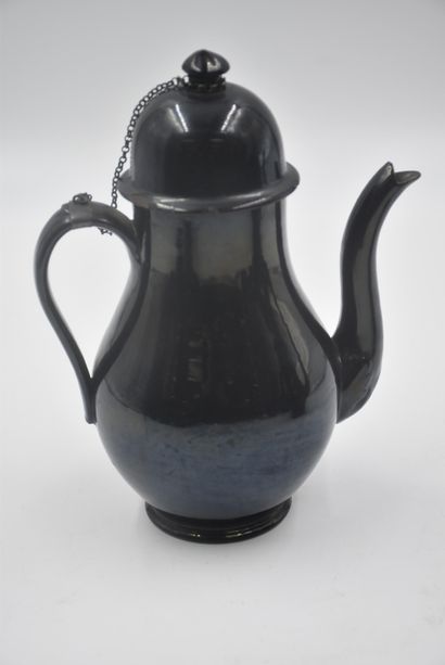 null 一套两个18世纪末至19世纪初的纳穆尔咖啡壶。较大的那个是银色的。高度：26和22厘米。大的那个盖子上有头发，第二个盖子上有一个缺口。



 从18...