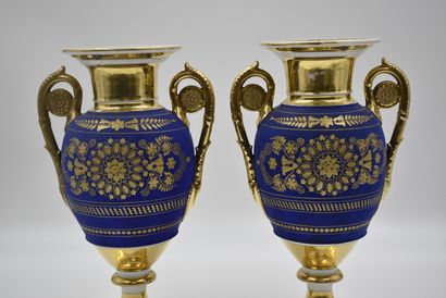 null Pair of Brussels porcelain vases of the Empire period with blue and gold decoration....