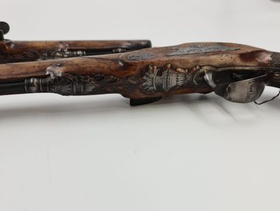 null 一对19世纪初的决斗手枪，署名为Liege的Jean Baptiste Heuseux。沿着胡桃木框架和下面有丰富的雕刻镶嵌物。在枪托和银质扳机下：刻有狗和狼的图案。这个并不广泛的武器制造商应该是在19世纪上半叶在赫斯塔尔与一个叫扬森的人合作。皇家陆军博物馆有一对活塞和打击乐的手枪，是1831年左右安特卫普的奥兰治阴谋失败后，列日人民提供给科因特中校的。列日地区的一个古董商家庭的私人收藏，已退休多年。长度：35厘米。



...