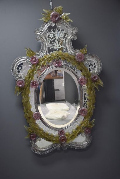 null 带珠子的镜子，装饰着粉红色的玻璃花，19世纪初，可能是穆拉诺。尽管家族传统告诉我们，这面镜子是在列日制造的（？）来自列日地区的一个古董商家庭的私人收藏，他们几年前就已经退休了。有一些小事故和缺失的部分。根据要求提供详细的摄影报告。高度：118厘米。



...
