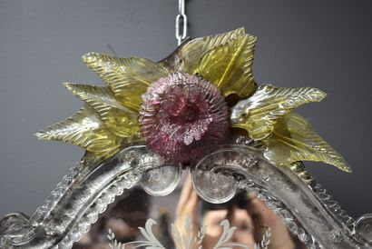 null Miroir à parcloses agrémenté de fleurs en verre rosé, début XIXème, probablement...