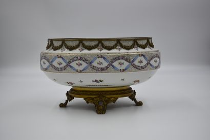 null Planter in porcelain of Paris in the taste of Sevres decorated with garlands...